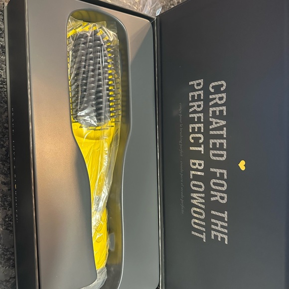 Drybar The Brush Crush Heated Straightening Brush - Yellow - Picture 4 of 5